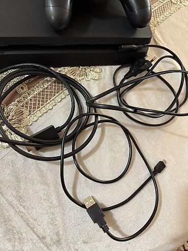 PS4 (Sony Playstation 4): PlayStation 4 Slim komplekti 1tb Tərkib: - PS4 Slim konsol (qara — 2