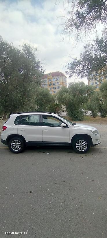 Volkswagen: Volkswagen Tiguan, ağ rəngli, kompakt SUV. Xüsusiyyətlər: - Kuzov: 5 — 6