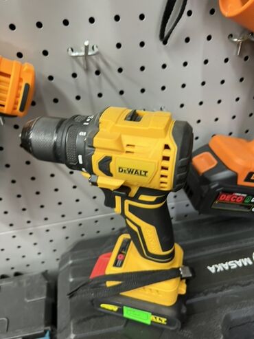 Болгарки: Аккумуляторная дрель-шуруповерт DeWalt желтого и черного цвета