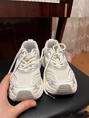 Kişi ayaqqabıları: Ağ/gümüş rəngli unisex idman krosovkaları - Üst material: nəfəsalan — 2