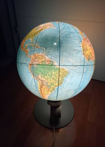 soljice za kafu: Svetleci Globus Masstab Denmark Ispravan svetleci globus sa