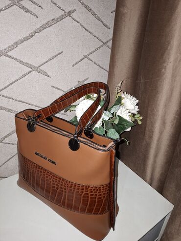 билерик бишкек: Классикалык сумка, Michael Kors, Материалы: Эко булгаары, Сыдырмалуу, Аялдарга, Колдонулган