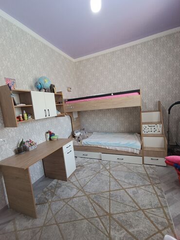 двухъярусная кровать и письменный стол: Детский гарнитур, цвет - Белый, Б/у