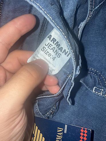 Şortlar: Emporio Armani uşaq cins şortu və kəmər dəsti - Model: Emporio Armani — 2