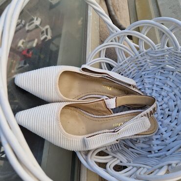 зимняя обувь лора пиано: Туфли, 37, Dior, Колдонулган, түсү - Саргыч боз, Өзү алып кетүү