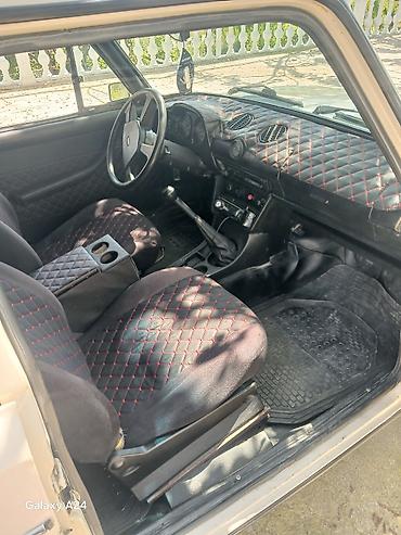 фургоны категории б: VAZ 2106 sedan – klassik dizaynlı, ağ rəngdə. 4 qapı, arxa ötürücülü — 5