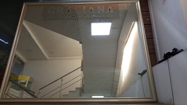 зеркало стенный: Большое прямоугольное зеркало в светлой раме. Подходит для ванной