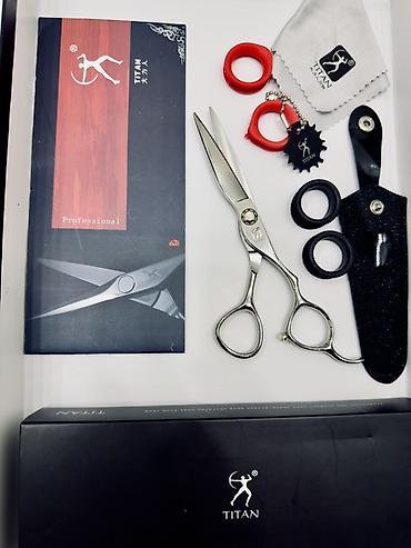 Digər alət dəstləri: Titan Professional bərbər qayçı dəsti Məhsulun tərkibi: - 1 ədəd düz — 2