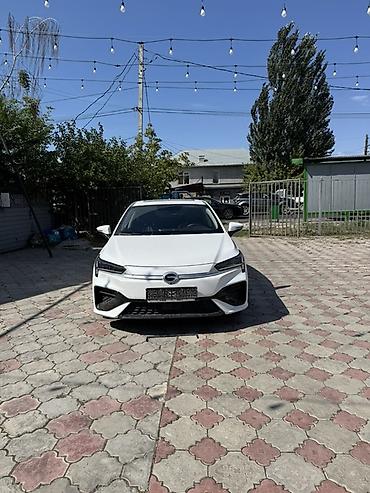 GAC Aion S — электрический седан белого цвета. Бишкеке жаны келди