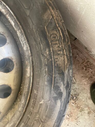 blatarice za auto: Prodajem 2 gume BEZ FELNI za kombi vozila, gume u dobrom stanju imaju