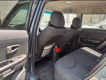 e 290: Kia Soul 1-ci nəsil, mavi rəng. Mühərrik: CRDi dizel (emblemdə — 8