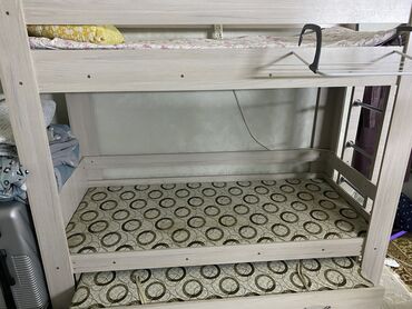 двухъярусная кровать со столом: Двухъярусная детская кровать, Б/у, ЛДСП, цвет - Бежевый