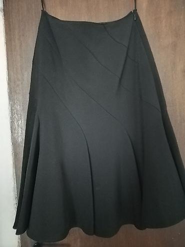 Suknje: Crna ženska suknja A-kroja - Model: A-kroj/široka, blago lepršava - — 1