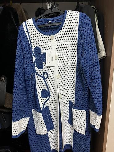 oversize jaket: Açıq toxunuşlu, mavi-ağ rəng palitrasında uzun kardiqan. - Model — 2