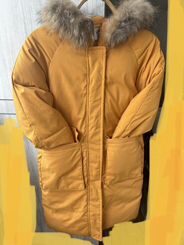 Пуховики и зимние куртки: Зимняя куртка, размер М. Рост мин 160. Мех съемный, состояние хорошее