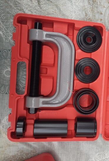 firca desti: Qırmızı plastik qutuda dəst halında olan avtomobil yataqlarını