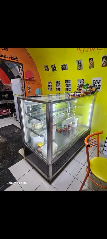 soyuducular işlenmiş: Vitrin soyuducu şirniyyat üçün. ölçü 1.50. eni 70 idial vəziyətdə