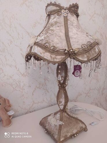 dekor qaymaq qiymeti: Qəhvəyi rəngdə, zərif ornamentlərlə bəzədilmiş masaüstü lampa. Abajuru