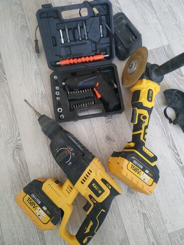 набор электрика: Комплект аккумуляторного инструмента: Аккумуляторы хорошо держит -