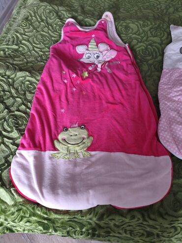 xos geldin qizim: Gece yatamag üçün yorğan body,uşağ üstün açmasın deyə,işlənməyib demek