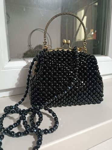 аксессуар: Маленькая черная сумочка
