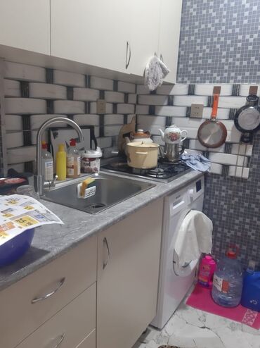 Uzunmüddətli kirayə mənzillər: Ev satlir Bayil Dünya Market yani 1 Otaq Yola 20 deq yaxin 50000azn — 1