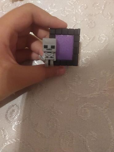 Minecraft temalı mini fiqur dəsti – skelet və Nether portalı -