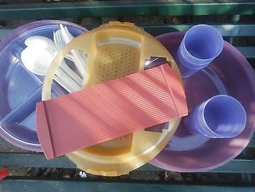 osiguraci za kucu: Komplet 6 plasticnih casa 6 tanjira i komplet escajg CVRSTA — 1