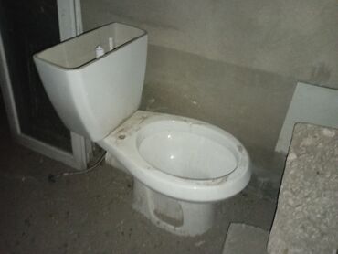 unitaz işlənmiş: Ağ rəngdə olan unitaz. Ev və ya ofis tualetləri üçün uyğundur. Təmiz