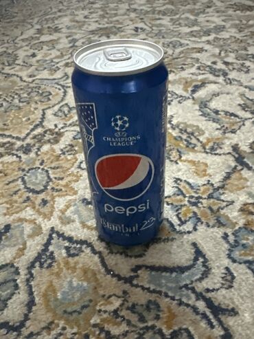 biber qazı: Bu, üzərində "UEFA Champions League" loqosu olan tünd göy rəngli Pepsi