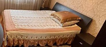 160: Двуспальная кровать с высоким изголовьем и комплектом спального — 1