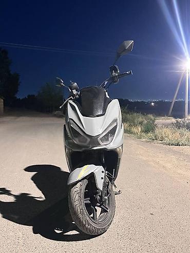 ск пионер: Скутер Benelli 250 (надпись на боковой панели). Городской макси-скутер — 6