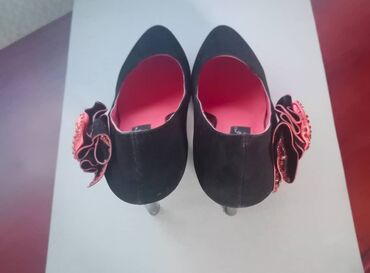 женские ботинки на каблуке: Туфли