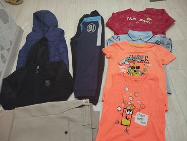обмен одежды: Одежда для мальчика 6-7 лет две штаны,3 фудболки,одна кофта, жилетка