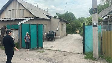 Продажа коттеджей и домов: Продается дом самана с кирпичной времянкой на участке 5 соток. Все — 5
