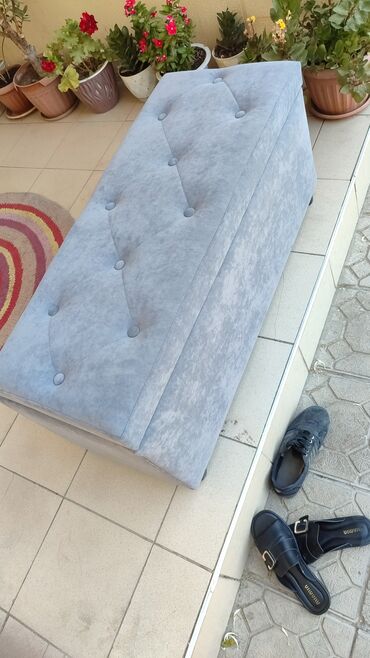 Пуфики: Элегантная банкетка прямоугольной формы, обтянутая мягкой тканью — 18