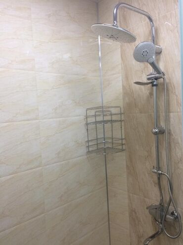 Uzunmüddətli kirayə mənzillər: Bu mənzil yaşayış binasında yerləşir və müasir dizaynlı mətbəx, yemək — 12