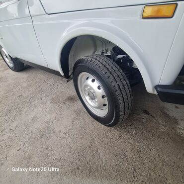 4 qapi niva: LADA Niva 4x4, ağ rəng, 3 qapılı kuzov. Xüsusiyyətlər: - Tam