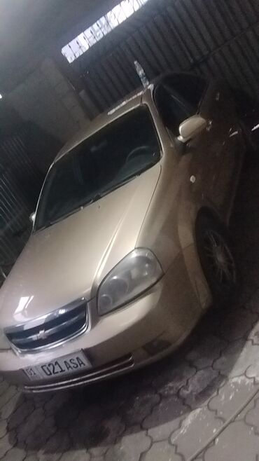 Chevrolet: Автомобиль Chevrolet Lacetti золотистого цвета. Компактный седан с