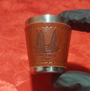 Digər kolleksiyalar: İçki qabı dəsti şahmat lövhəsi ilə birlikdə satılır. Üzərində Alov — 11