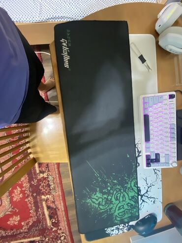 Коврики для мышки: Большой игровой коврик Razer Goliathus. Имеет черную поверхность с