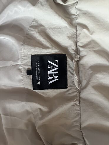 Kurtkalar: ZARA kurtka. Ekru reng s razmer (m razmere de olur) Su ve külek — 22