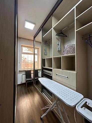 Долгосрочная аренда домов: 370 м², 6 комнат, Балкон застеклен, Забор, огорожен, Парковка — 4