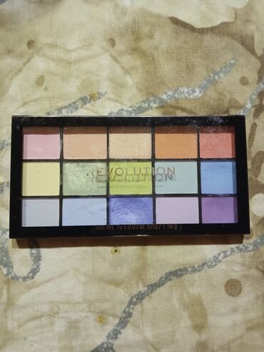 krema za lice sa retinolom i vitaminom c: Paleta senki za oči Makeup Revolution Re-Loaded, idealna za kreiranje