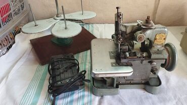 шагаюший машинка: Промышленная оверлочная швейная машина (оверлок) с комплектом