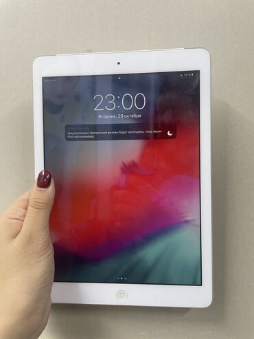 Apple iPad: İpad (az işlətmiş) 64GB. Sim kart üçün yer var. Ustada olmayıb. Əla