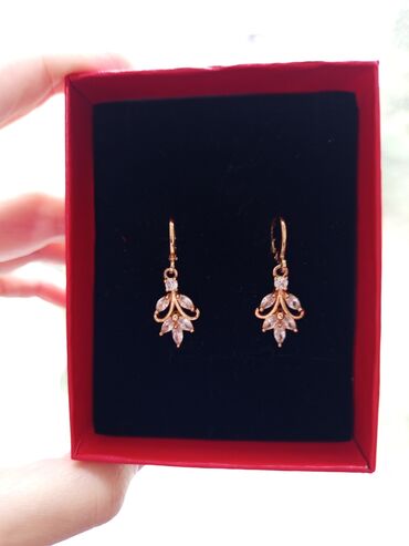 Çantalar: Zərif qadın sırğaları – qızılı rəngdə, zərif asma dizayn. - Material — 4