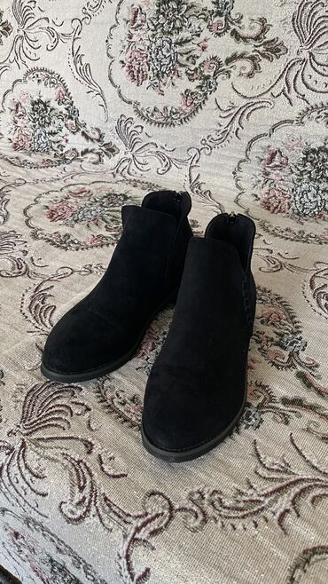 обувь белая: Ботинки и ботильоны 36, цвет - Черный