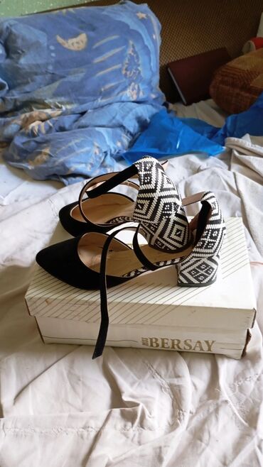 ljubicasto odelo zensko: Pumps, Bershka, 38