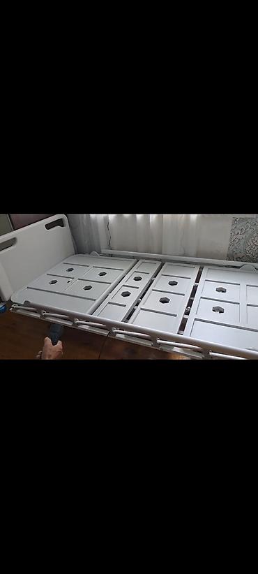 perde asan: Elektrikli tənzimlənən tibbi çarpayı. Ağ rəngli metal konstruksiyalı — 1